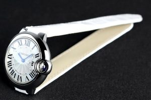 Suisses montres de réplication Ballon Bleu De Cartier sont présentés avec 33mm de diamètre.